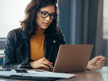 Frau am Laptop