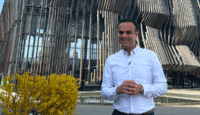 Santosh Sadwa vor dem SHOWPALAST München