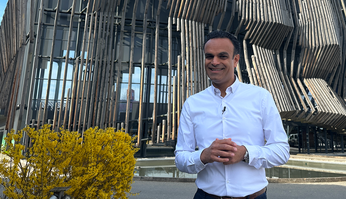 Santosh Sadwa vor dem SHOWPALAST München