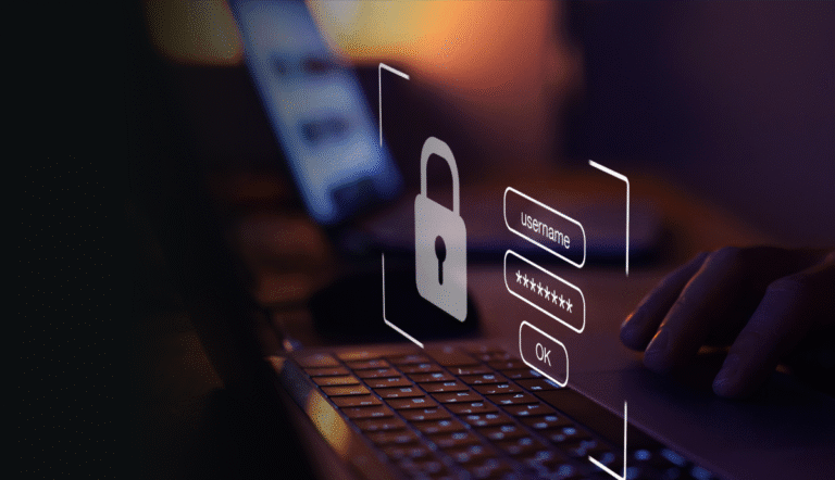 Eine Person tippt auf einem Laptop im Dunkeln. Auf dem Bild ist ein digitales Interface mit einem Schloss-Symbol sowie Feldern für 'Username' und 'Password' zu sehen, das über der Tastatur eingeblendet ist. Die Szene vermittelt ein Gefühl von Cybersecurity und Login-Vorgängen.