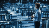 T-Experte mit Laptop blickt auf hochmodernes Rechenzentrum mit Intel-Servern – Symbol für Cloud-Computing, Datenverarbeitung und Hochleistungsinfrastruktur.