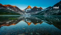 Zwei Perspektiven, ein Ziel: Wie Unternehmen jetzt souverän handeln können //Reflection of mount Assiniboine on Magog lake at sunrise, Alberta, Canada.