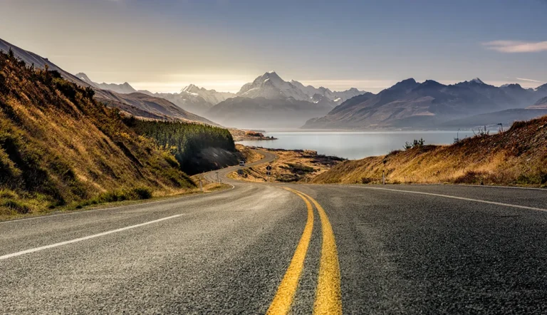 KI demokratisieren: Vom Potenzial zur praktischen Anwendung // Road to Mountain Cook along Pukaki Lake, New Zealand