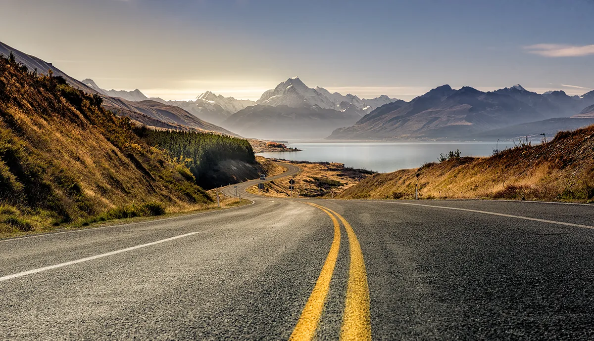 KI demokratisieren: Vom Potenzial zur praktischen Anwendung // Road to Mountain Cook along Pukaki Lake, New Zealand