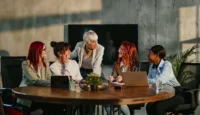 Raus aus der Komplexität: Warum Proxmox VE on PRIMERGY die intelligentere Wahl für Virtualisierung ist// Diverse group of women having a meeting in the office