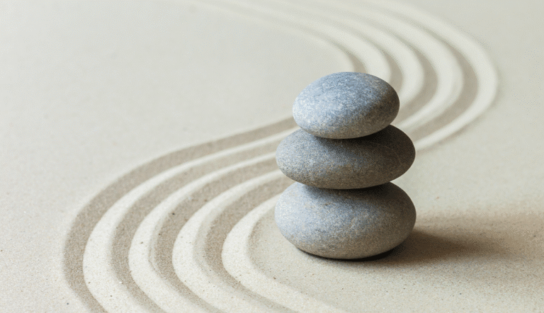 Steine aufeinandergestapelt im Sandgarten.
