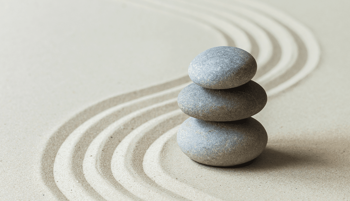 Steine aufeinandergestapelt im Sandgarten.