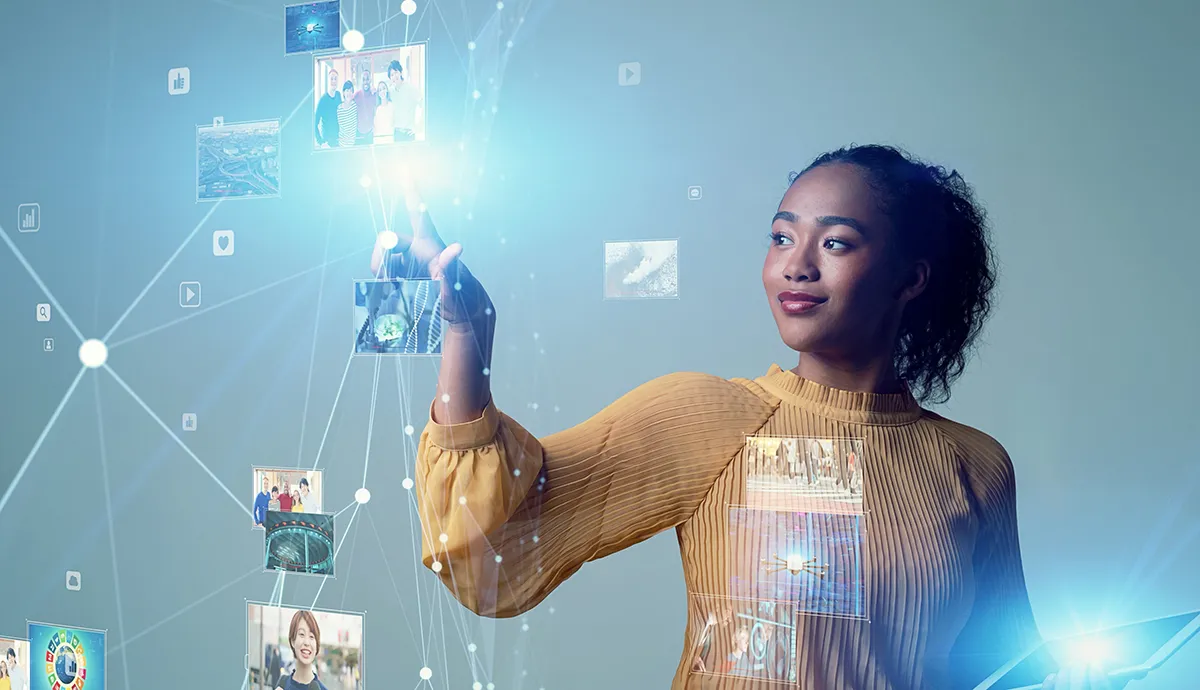 Von der Gartner-Anerkennung zu messbaren Ergebnissen: Warum uSCALE für Ihre IT-Strategie wichtig ist // Woman using a vitual desktop