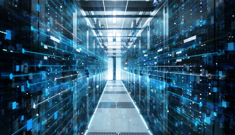 Modernes Rechenzentrum mit Serverracks und visualisierten Datenströmen – Symbolbild für Hochleistungsrechnen, SAP-Infrastruktur, Datenverarbeitung und digitale Transformation.