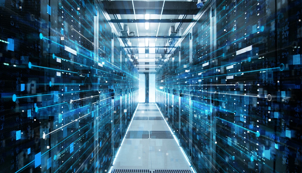 Modernes Rechenzentrum mit Serverracks und visualisierten Datenströmen – Symbolbild für Hochleistungsrechnen, SAP-Infrastruktur, Datenverarbeitung und digitale Transformation.