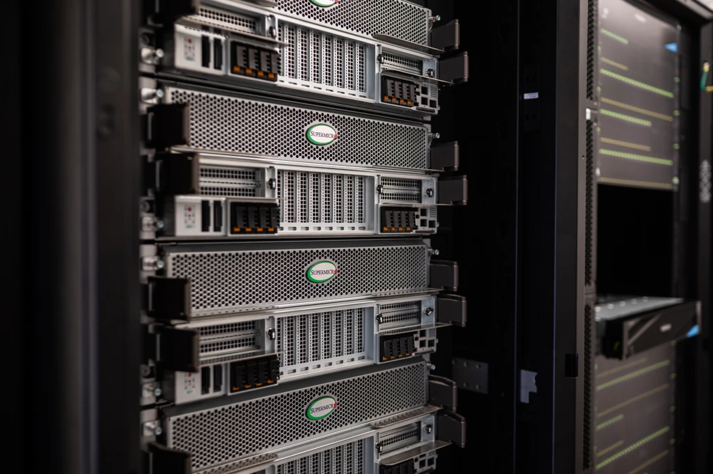 Fsas Technologies und Supermicro erweitern Infrastrukturangebot für KI, HPC und moderne Rechenzentren